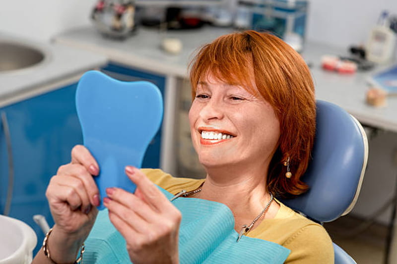 Necesito implantes dentales y no tengo dinero: ¿Qué puedo hacer